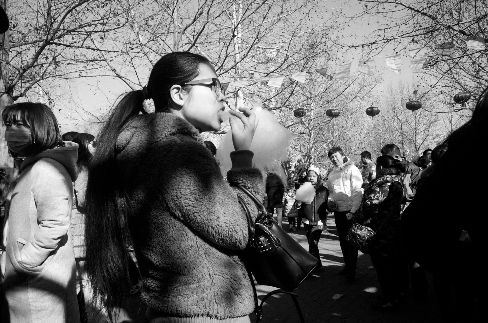 lidé, bílý, Černá, černobílý, ulice, Čína, městský, fotografování, život, Beijing, emoce, střelec, výstřel, Černý a bílý, scéna, strom, Pohled, wb, dívka, tělesné, zábava, Street View, člověk, pouliční život, třídaFoto, styl, fotografie, streetphotography, lidstvo, dav, upřímný, streetscene, streetshot, prasknutí, momentka, střílet, urbanstreet, Černý a bílý, monochromatické fotografování, interakce, urbanview, živel, streetshooter, streetshoot, nocolor, Urbanpeople, Urbansence, Urbancandid