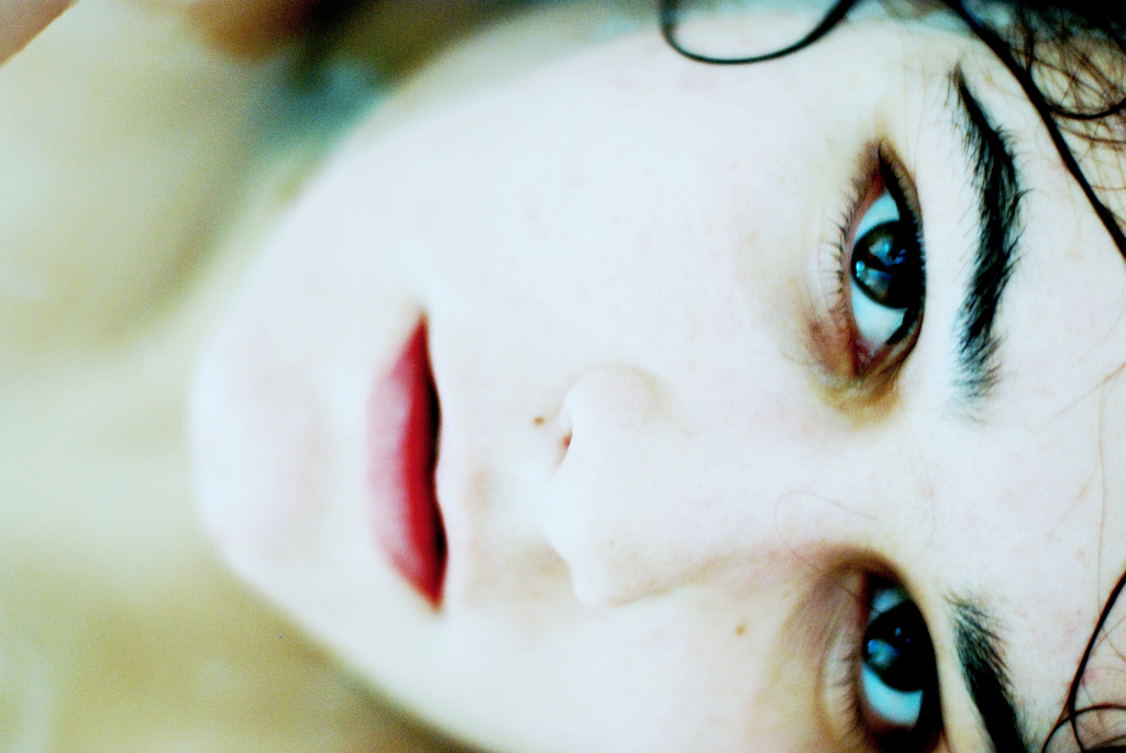 ansigt, hvid, kat, portræt, øjne, vand, briller, rød, fotografering, næse, emotion, hud, hoved, farve, blomst, pige, skønhed, øje, se, mig, selv, ragazza, acqua, sguardo, viso, occhi, sødme, øre, menneskelige legeme, organ, tæt på, makrofotografering, tand, charlotte, autoritratto, bathtube, carlotta, Vasca, Cocca