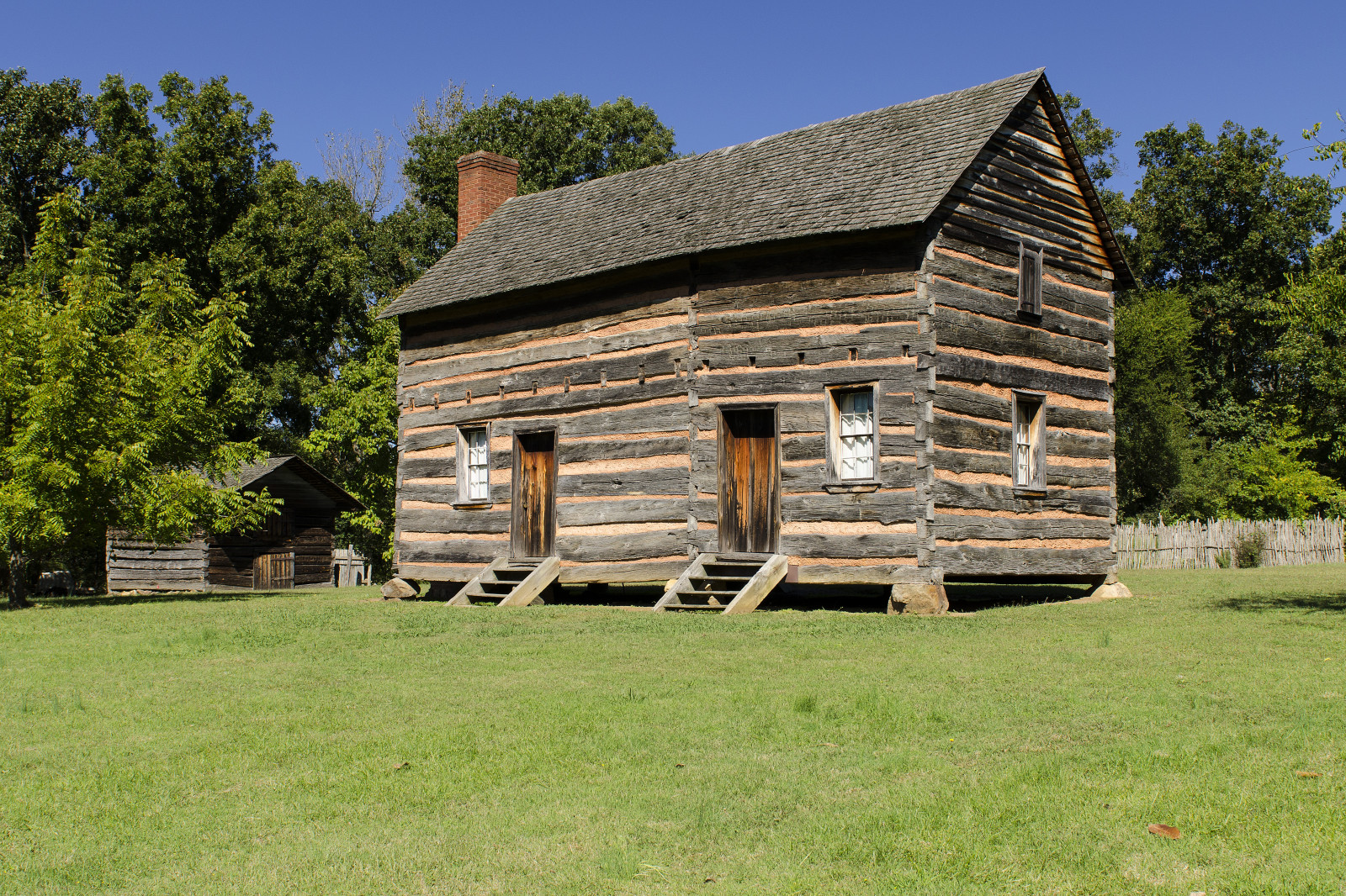 landskab, gammel, arkitektur, bygning, græs, træ, hus, historisk, historie, gård, kabine, log, lade, hytte, Solrig, sommerhus, Nord, ejendom, NC, Carolina, træ, tidlig, dag, skur, græs, klar, syd, tur, turist, hjem, eng, syd-, amerikansk, websted, facade, sightseeing, touring, james, formand, stuehus, landdistrikt, udendørs struktur, ejendom, bjælkehytte, 1795, circa, gård, Polk, Pineville