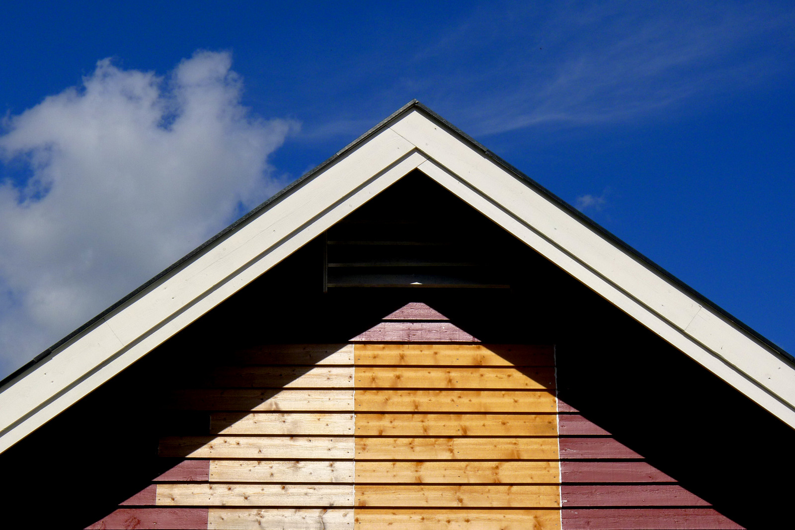 arkitektur, byggnad, himmel, skugga, symmetri, hus, blå, triangel, vinkel, ljus, moln, tak, linje, LX5, landmärke, dagtid, Fasad, daylighting, sidospår, pågående arbete, panasonicdmclx5