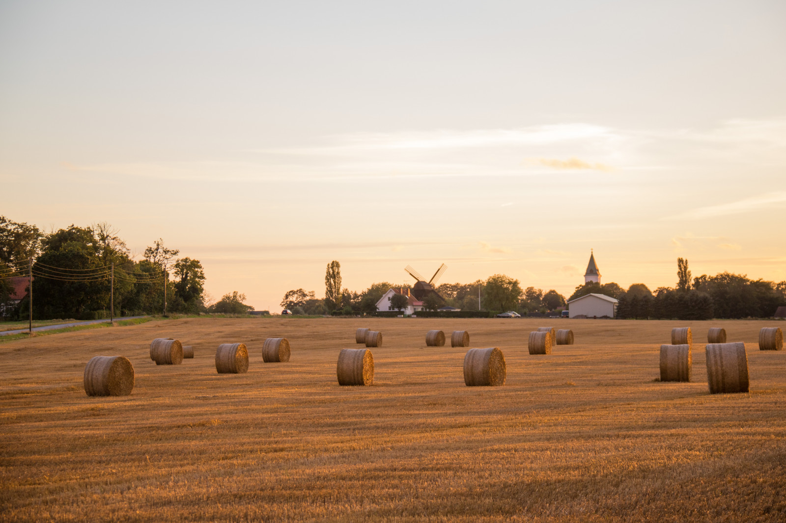 slunečnímu záření, krajina, západ slunce, nebe, pole, svítání, večer, ráno, hospodařit, horizont, soumrak, mrak, svítání, zlatá hodina, nebe, solnedg ng, moln, s dersl tt, landskap, exif modelu canoneos760d, geocountry, Kamera aby kánon, geocity, Model fotoaparátu canoneos760d, geostate, geolocation, EXIF čočka efs18200mmf3556is, exif aby kánon, EXIF isospeed 100, exif focallength 60mm, EXIF otvor 50, s dra od, halmrulle, gyllenetimmen, stéblo, rohlíky, strawrolls, zemědělství, prostý, venkov, tráva rodina