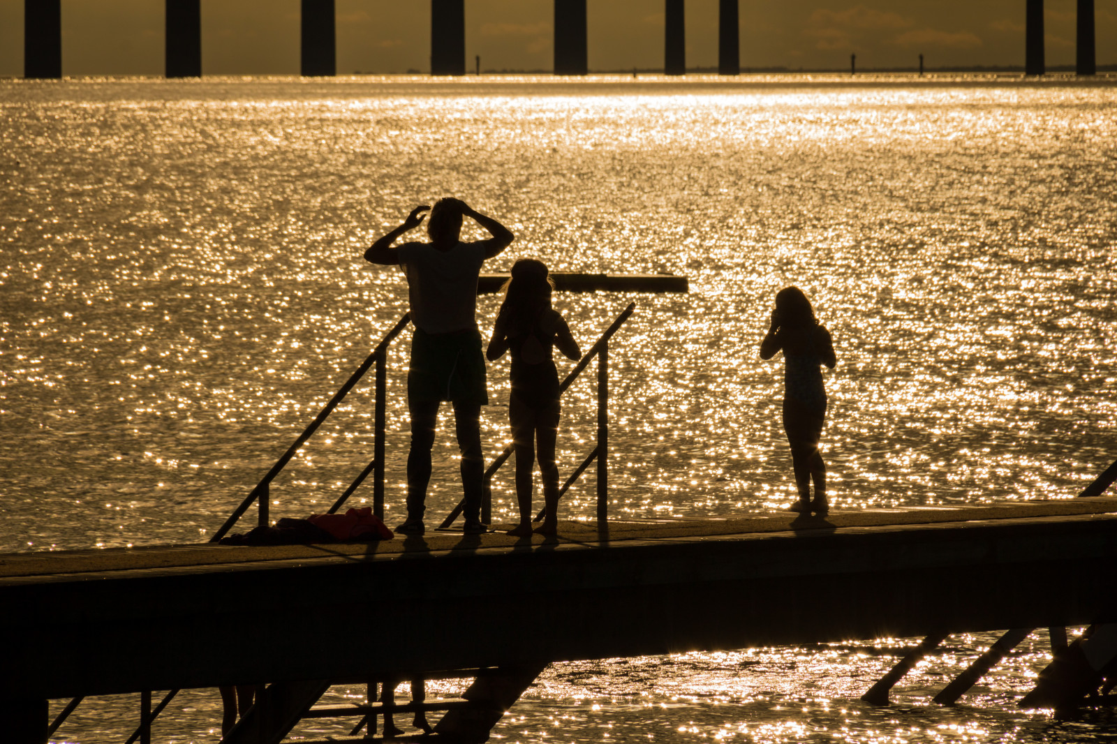 slunečnímu záření, lidé, moře, voda, odraz, stín, silueta, večer, most, molo, dok, Bro, světlo, Brygga, resundsbron, siluett, hav, m nniska, Malmo, Sibbarp, fotografie, exif modelu canoneos760d, geocountry, Kamera aby kánon, geocity, Model fotoaparátu canoneos760d, geostate, geolocation, EXIF čočka efs18200mmf3556is, exif focallength 200mm, exif aby kánon, EXIF isospeed 100, EXIF otvor 14