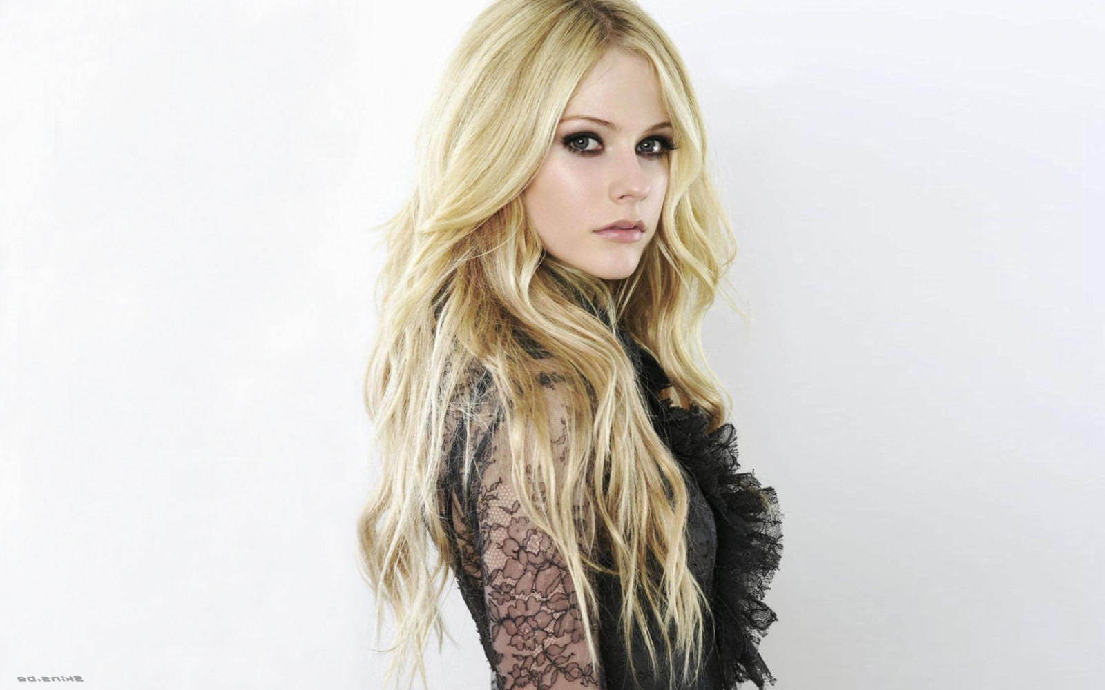 model, dlouhé vlasy, Avril Lavigne, móda, vlasy, srst, oblečení, supermodelka, materiál, kostým, blond, účes, textil, 1680x1050 px, paruka, focení, hnědé vlasy, barvení vlasů, módní doplněk, svrchní oděvy, kožešinové oděvy