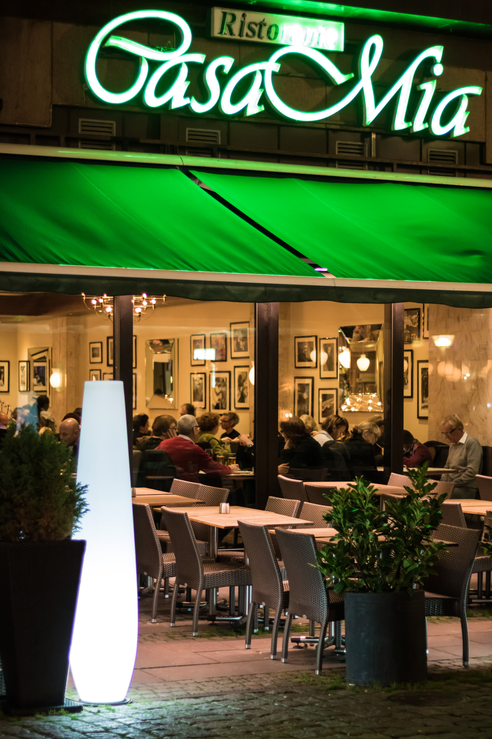 nat, bar, restaurant, Indretning, malmø, gatufoto, nightphotography, natt, om natten, måltid, exif model canoneos760d, geocountry, kamera gør kanon, geocity, kameramodel canoneos760d, geostate, geolocation, exif gøre kanon, exif isospeed 1600, exif focallength 50mm, exif linse ef50mmf18stm, exif åbning 18, streetphotography, nattfotografering