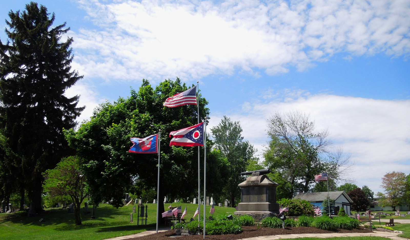 stromy, Ohio, slunce, památník, mraky, smrt, válka, válečný, smět, čest, americká vlajka, vlastenecký, flags, Graves, civilní, dělo, hold, vzpomínka, Patriots, náhrobků, warmemorial, vzpomínkový den, odvaha, veteráni, jaro, chrabrost, 2015, decorationday, breezey, jamesagarfield, loveofcountry, brimfieldohio, portagecountyohio, restlandcemetery, flagofohio