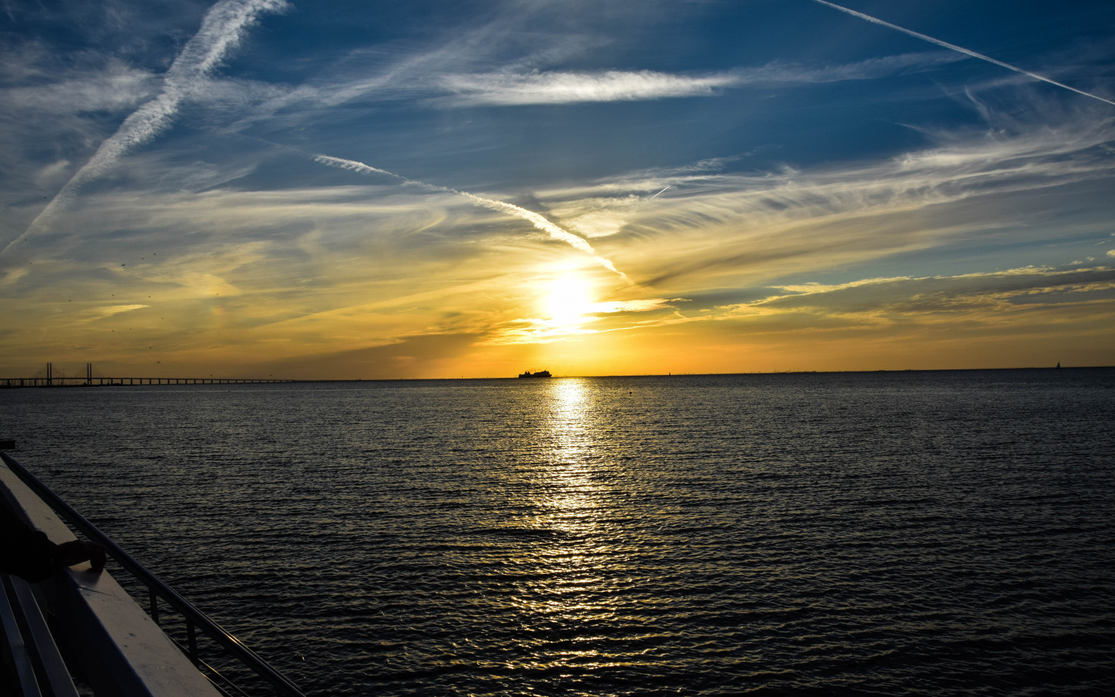 luce del sole, barca, tramonto, mare, baia, acqua, puntellare, cielo, veicolo, nuvole, spiaggia, Alba, sera, mattina, costa, ponte, Sole, arancia, orizzonte, Svezia, crepuscolo, nube, alba, oceano, sagome, Ribersborg, himmel, Ribban, solnedg ng, resundsbron, Malmo, cielo blu, cielo rosso, burningsky, ultimi bagliori