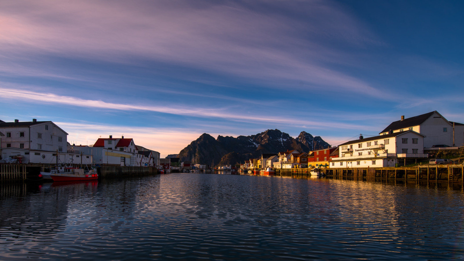 vand, Sky, himmel, bygning, azurblå, skumring, sø, hus, sollys, efterglød, solnedgang, horisont, bjerg, by, landskab, vandveje, berolige, bjergkæde, ferieby, bybilledet, vinter, solopgang, afspejling, ødemark, Natural landscape, kanal, sø område, havn, aften, kyst, bakke, reservoir, ocean, cumulus, fartøjer, loch, nat, Turisme, water transportation, panorama, hav, landsby, lyd, kanal, daggry, ferie, bro, skyline, Fjord, Havn, flod