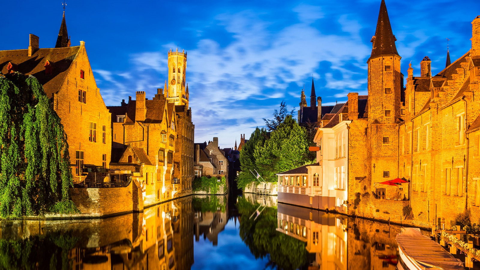 Belgio, canale, città, notte, Torre, cittadina, acqua, cielo, nuvole, barca