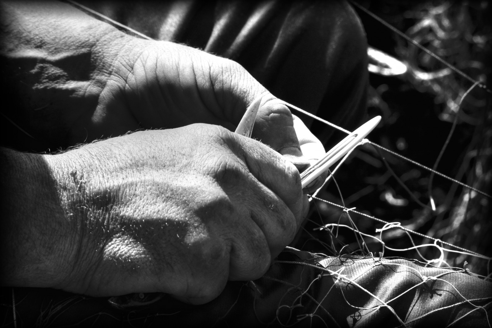 Černá, černobílý, ruce, fotografování, rybářská síť, rybář, tělesné, ruka, prst, tma, abigfave, Pescatore, Bravo, overtheexcellence, betterthangood, fataetoile, mani, bncorpo, firstquality, megashot, infinestyle, artlibre, magicdonkeysbest, multimegashot, mywinner, Černý a bílý, monochromatické fotografování, zátiší fotografování, canoneos350d, life asiseeit, Salento, portocesareo, cinziarizzo, Reti, bwphotoaward, Masterhand, stock photography
