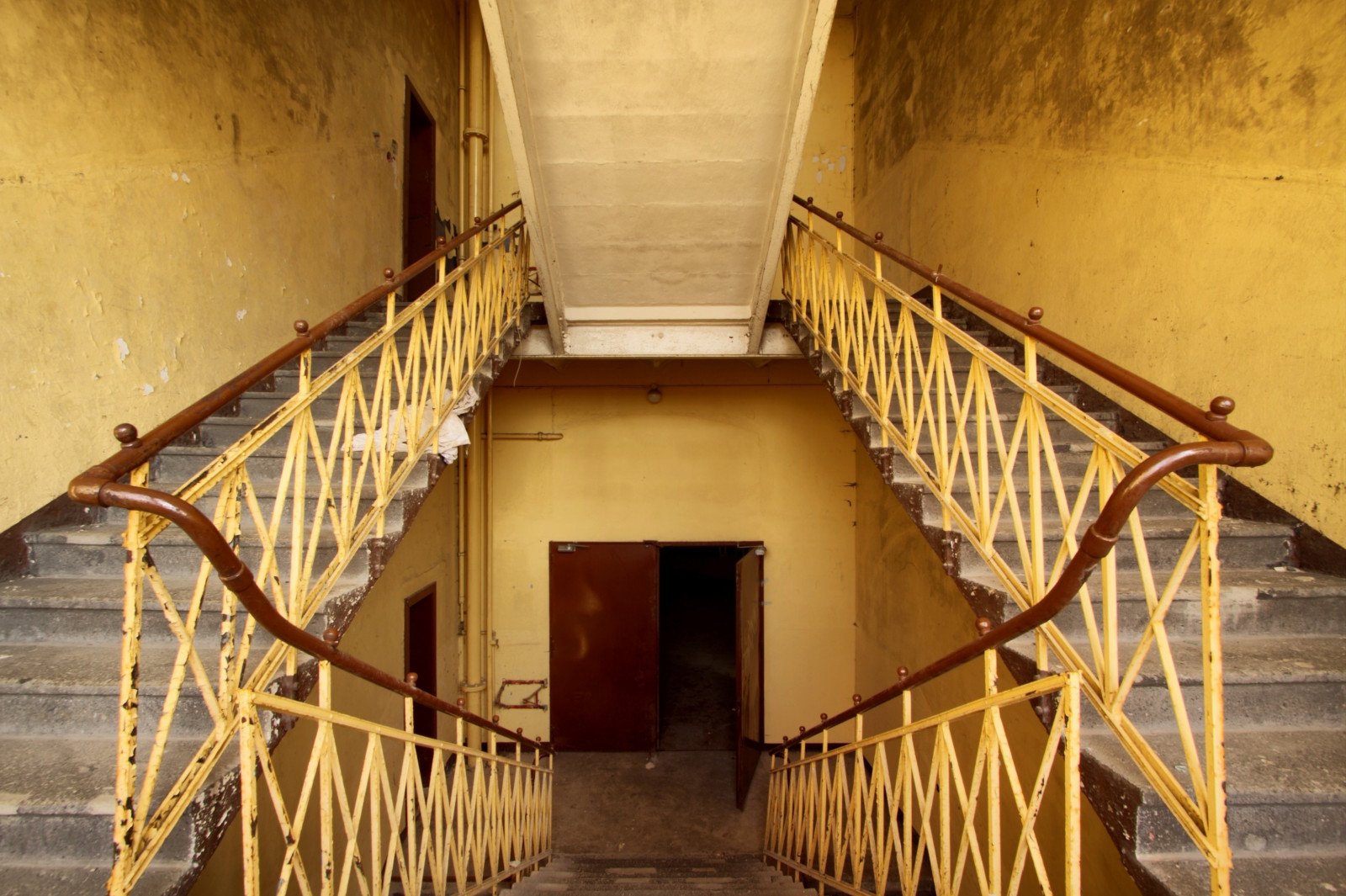 architektura, interiér, opuštěný, stěna, dřevo, Dům, dveře, schodiště, schody, Vzhled interiéru, trubky, zábradlí, majetek, domů, dávná historie