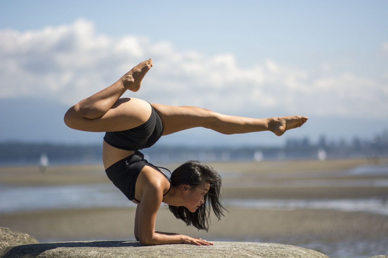 Wallpaper women outdoors, gymnastics, flexible 2880x1920