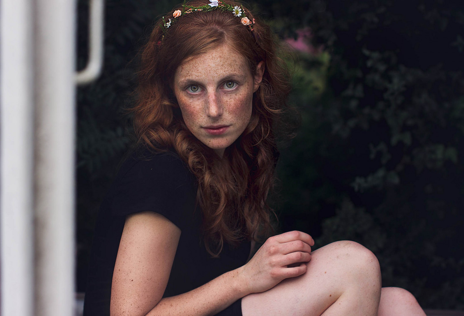 ansigt, Kvinder, rødhåret, model, portræt, langt hår, Kigger på seeren, fotografering, kjole, fregner, mode, hår, blomst i håret, Person, hud, hoved, pige, skønhed, smil, øje, kvinde, hånd, dame, fotografi, frisure, portrætfotografering, Photo shoot, brunt hår, nøgenmodel, ansigtsudtryk