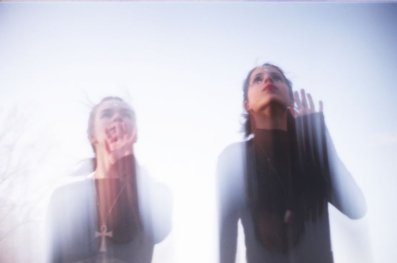 ragazza, divertimento, cielo, luce del sole, mano ragazza, divertimento, cielo, luce del sole, mano