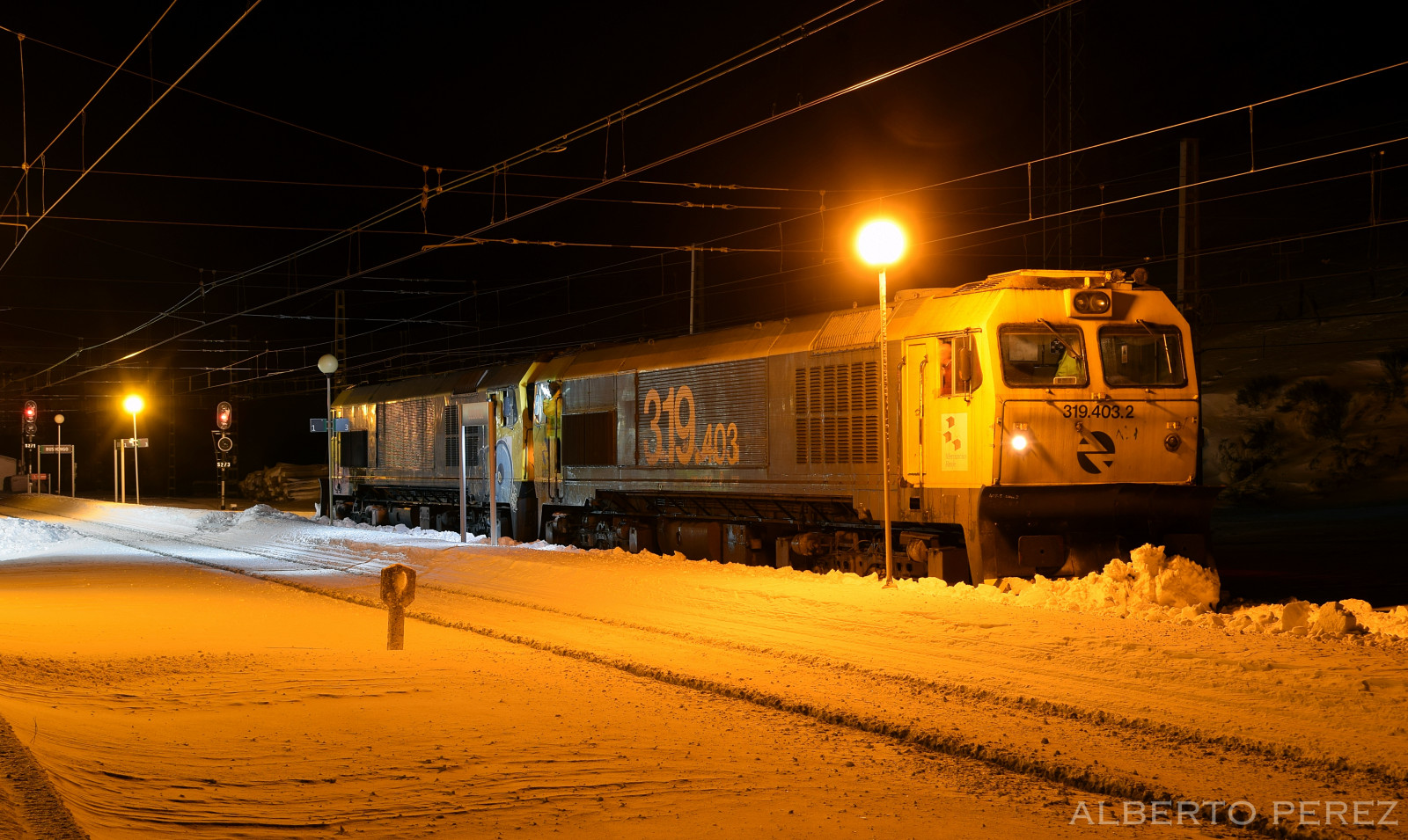 doprava, žlutý, noc, dráha, sníh, vlak, elektřina, světlo, večer, elektrické napájení, nebe, atmosféra, obytný prostor, železniční vůz, zima, železniční doprava, lokomotiva, pouliční osvětlení, veřejná doprava, kolejová vozidla, vozidlo