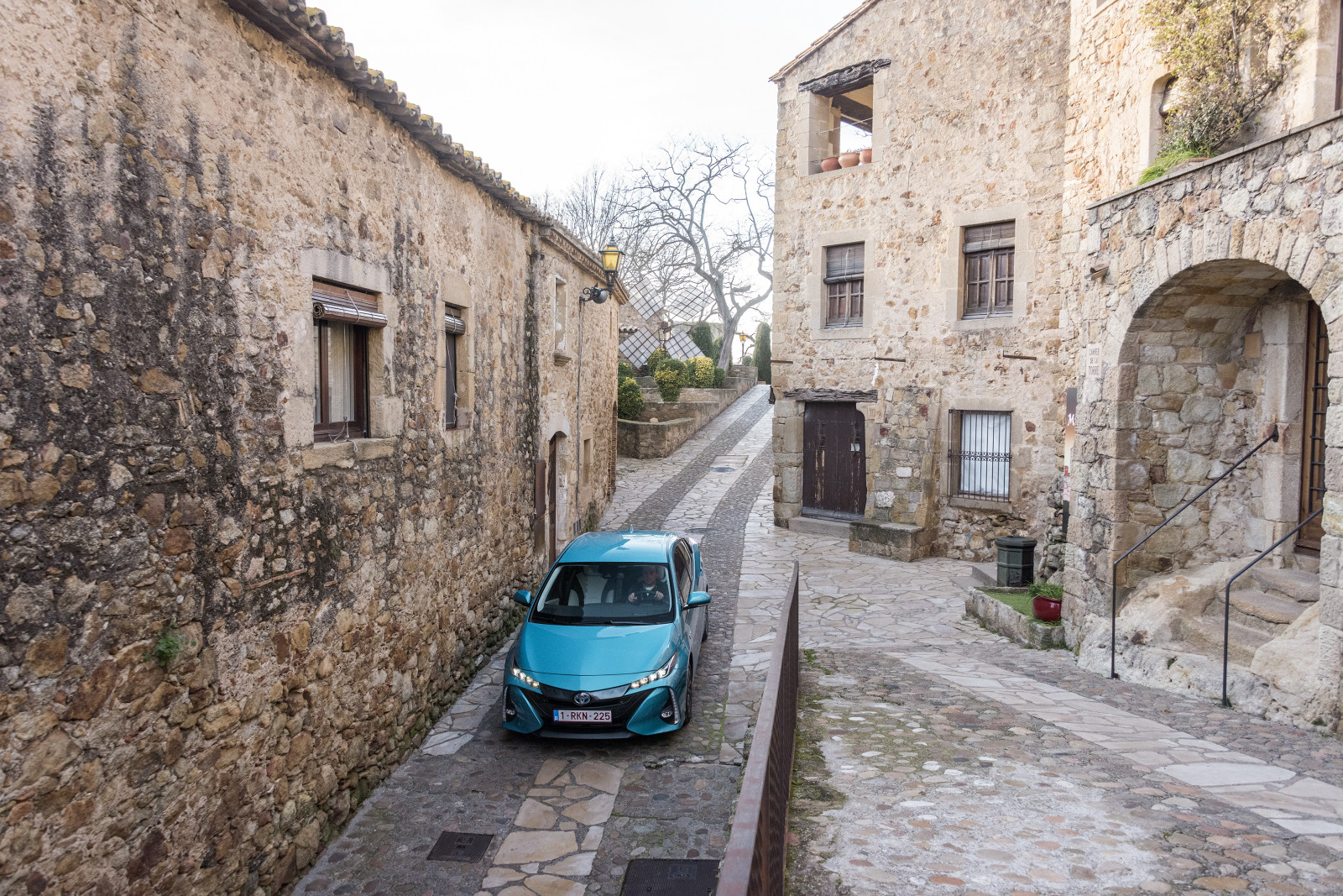 ulice, stěna, silnice, Dům, Cestovní ruch, vesnice, Toyota, město, chalupa, infrastruktura, majetek, netcarshow, netcar, obrázky vozidel, photo auto, 2017, alej, domů, Prius Plug in Hybrid, pruh, vodní, lidské osídlení, sousedství, obytný prostor, nádvoří, vlastnictví