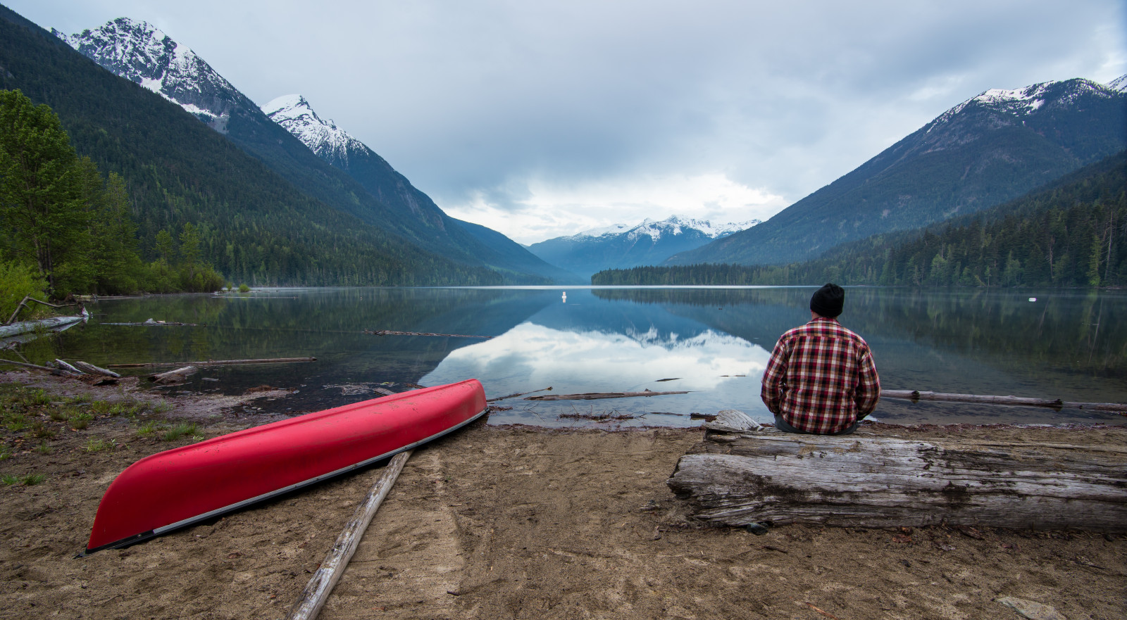landskab, Skov, båd, bakke, sø, vand, natur, sand, rød, afspejling, himmel, køretøj, strand, berolige, Turisme, lempelse, slapper af, flod, alene, Canada, Nationalpark, fjorden, stående, log, tilbage, overskyet, ødemark, Person, vandring, fredelig, mount landskaber, kaukasisk, sø område, vidvinkel, majestætisk, dramatisk, træ, rejse, bjerg, udsigt, plante, udendørs, mand, hvilende, leder, kasket, kano, voksen, eventyr, rolig, fyr, reservoir, han-, naturskøn, sidde, bag-, overvejelse, highland, bestemmelsessted, Britisk Columbia, loch, bjergrige landskabsformer, bjergkæde, iskold landskabsform, faldt, Birken, birkenheadlake, boats and boating equipment and supplies