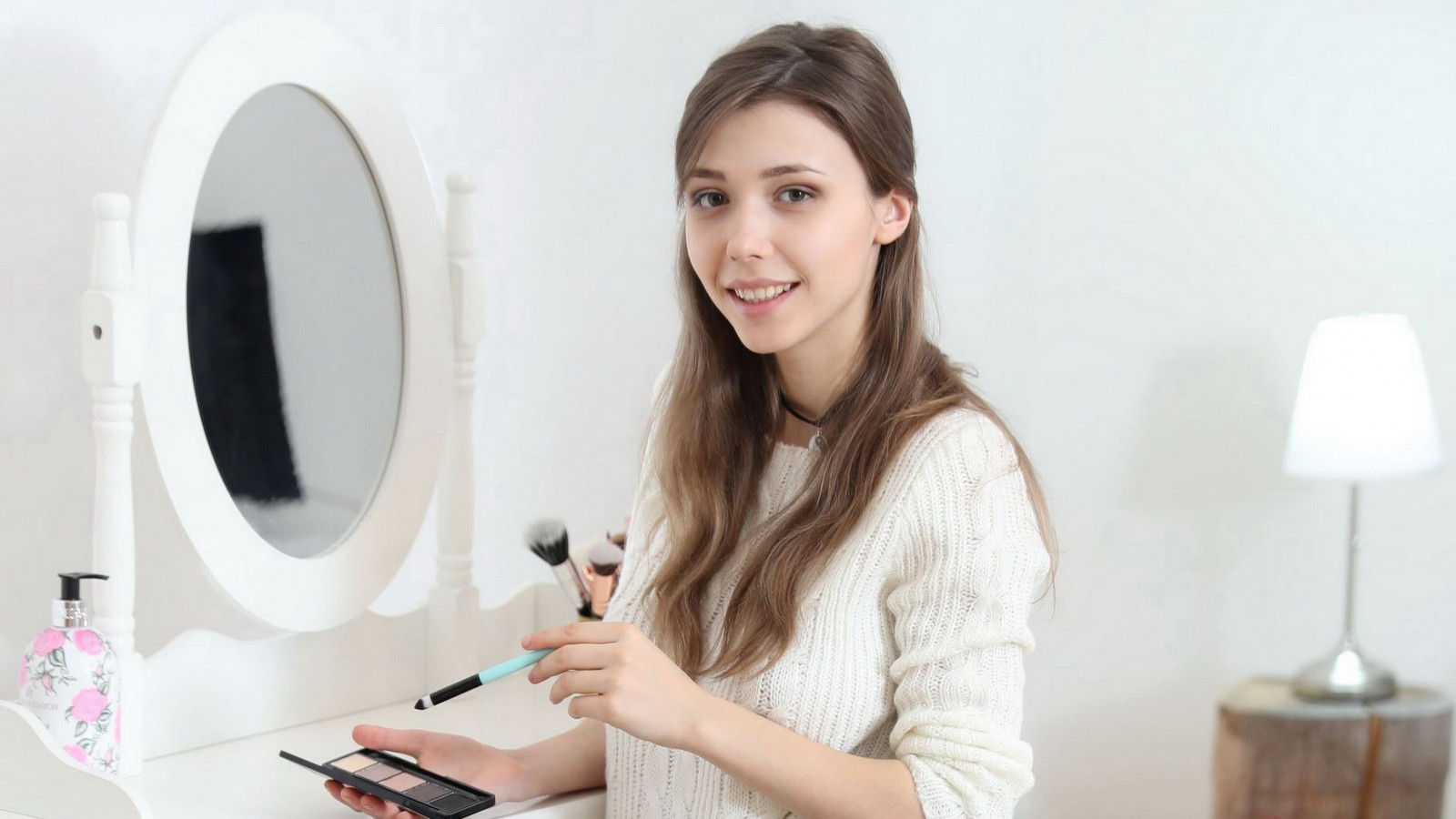 Mila Azul, Teendreams, školačka, při pohledu na diváka, bruneta, makeup kartáč, tvář