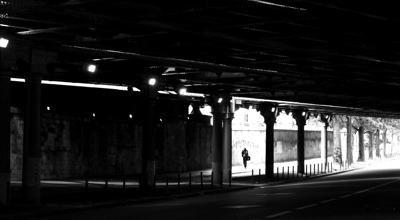 Černá, černobílý, město, ulice, noc, architektura, nebe, silnice, vlak, večer, vlakové nádraží, atmosféra, tunel, metro, program, metropole, struktura, elektřina, infrastruktura, úhel, světlo, Street View, čára, tma, dráha, pont, noiretblanc, blackandwithe, photoderue, urbanarte, photopascalcolin, urban area, Černý a bílý, monochromatické fotografování, Metropolitní oblast, veřejná doprava, Bercy, Paris12