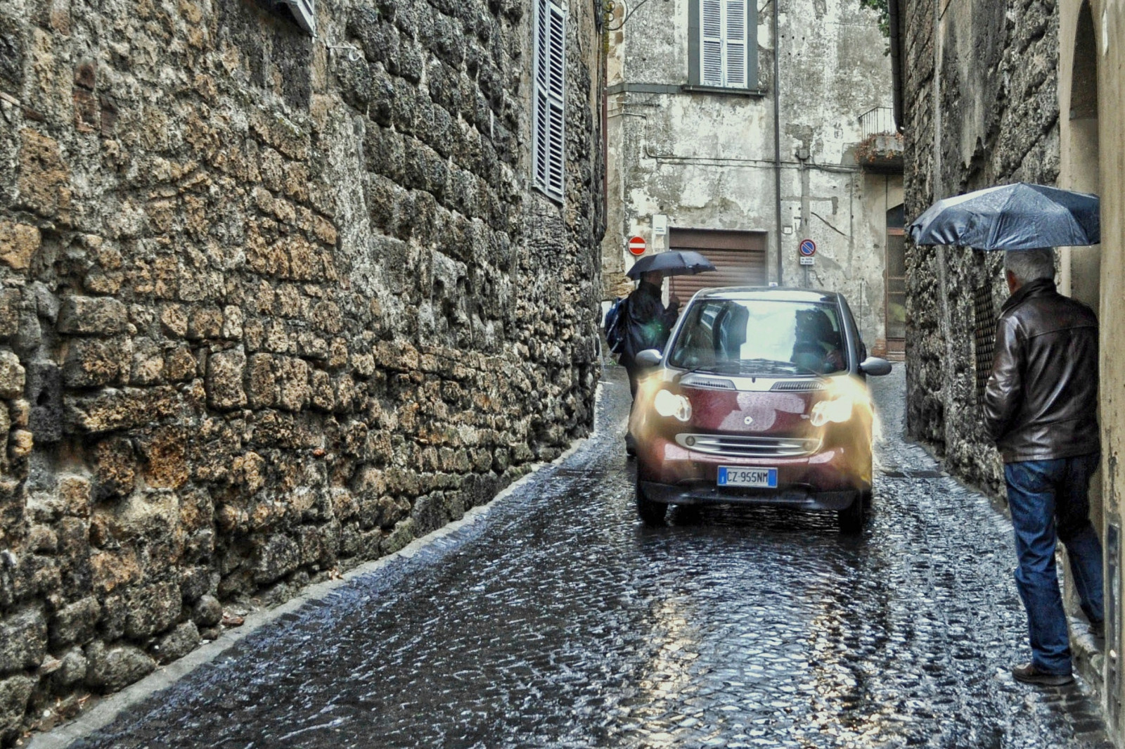 muži, ulice, Itálie, auto, dlažební kamen, zima, vozidlo, déšť, silnice, deštník, město, Toskánsko, strom, deštivý, Chytrý, deštivý den, ya Mur, Itálie, rodinný vůz, motorové vozidlo, městské auto, úzký, streetscape, Orvieto, úzká ulice, Toskánsko, Kasaba