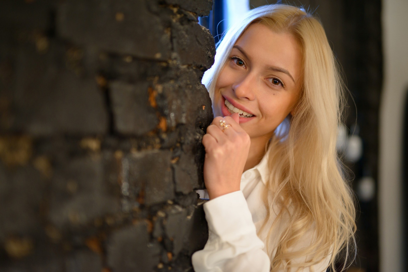 ansigt, Kvinder, model, portræt, blond, langt hår, briller, væg, mursten, fotografering, kjole, smilende, mode, Olga Kuzmenkova, Anton Pechkurov, forår, Person, hud, tøj, hoved, pige, skønhed, øje, dame, fotografi, blond, portrætfotografering, Photo shoot