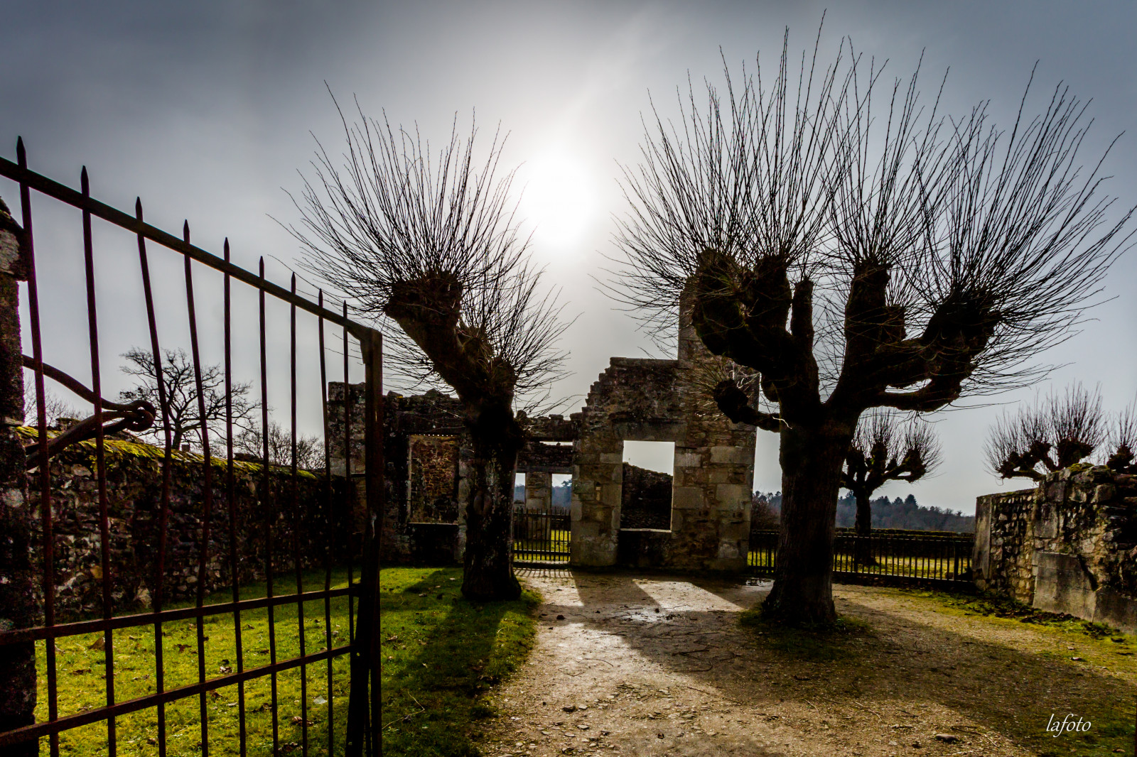 slunečnímu záření, krajina, pouliční osvětlení, architektura, budova, tráva, nebe, zima, válka, větev, Dům, vesnice, večer, ráno, jaro, zničení, majetek, mrak, strom, rostlina, histoire, guerre, enfants, Fantome, 1944, Mučedníků, Morts