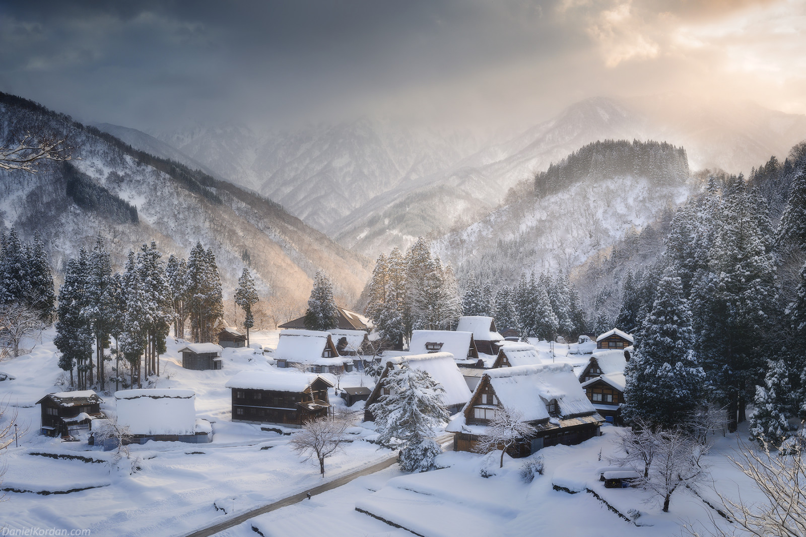 Daniel Kordan, krajina, Japonsko, vesnice, chata, sníh, hory, les, stromy, nebe, sluneční paprsky, horizont, mlha