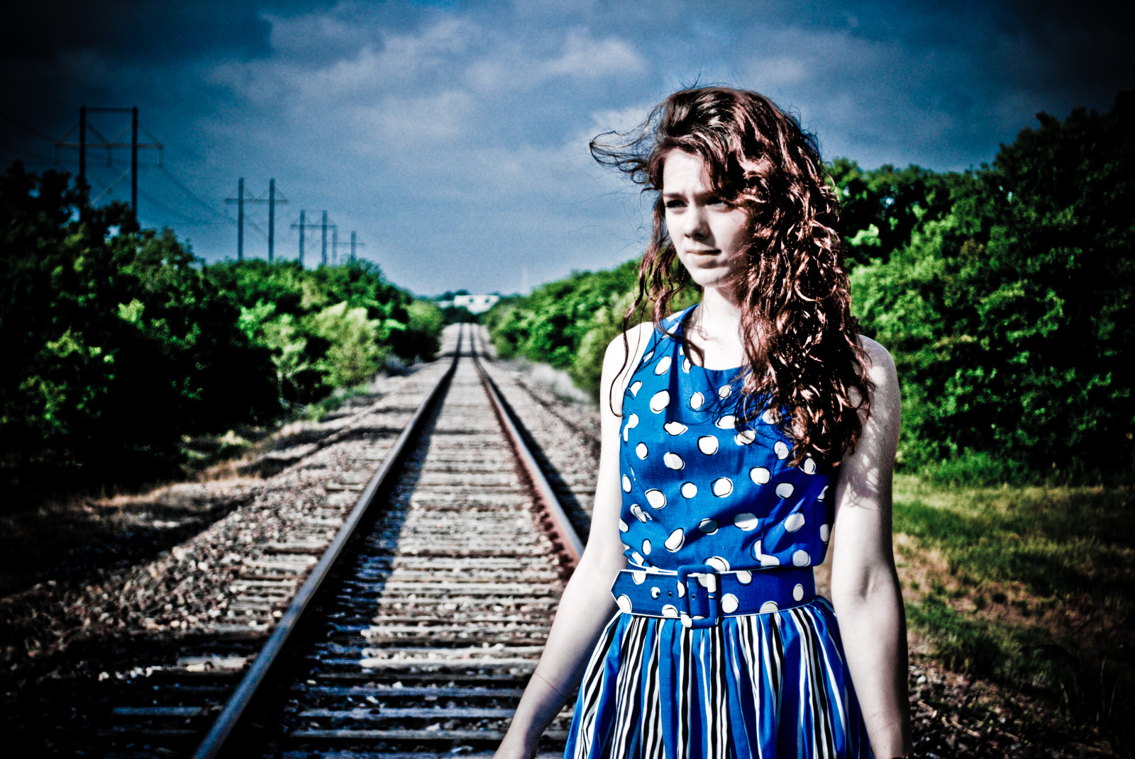 ทางรถไฟ, สีน้ำเงิน, แนวตั้ง, ผู้หญิง, สีเขียว, หญิงสาว, สวย, เส้น, ผู้หญิง, หญิง, รถไฟ, ภาพยนตร์, โปสเตอร์, Nikon, หิน, น่ารัก, dof, โทรศัพท์, เพลง, โป้ง, จุด, ความลึก, haleigh, d60, aubirdy