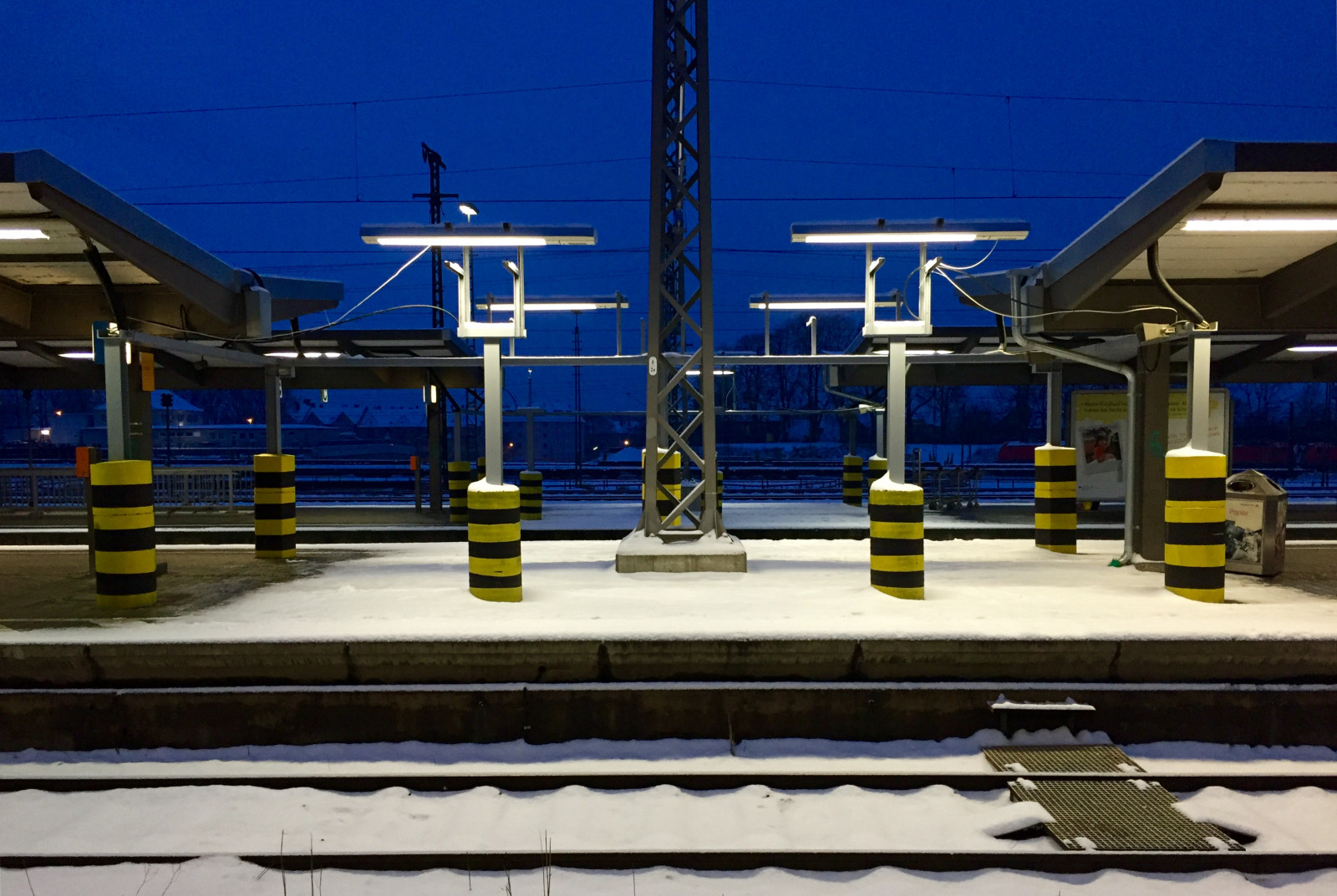 Wallpaper Sky Snow Symmetry Blue Morning Train Station Lamp Wallpaper Sky Snow Symmetry Blue Morning Train Station Lamp Iphone Structure Dawn Hauptbahnhof Track Platform Iphone6 Lamps Schnee Blau
