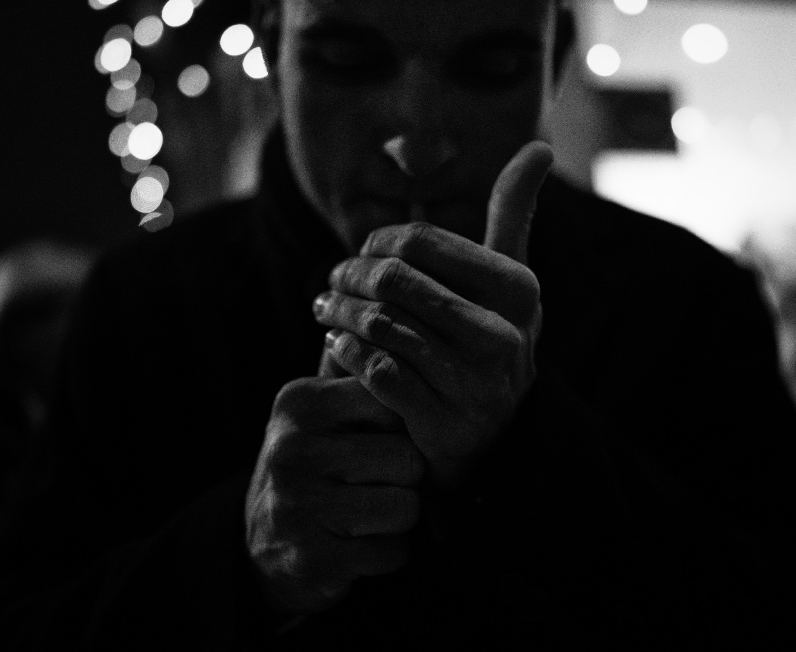 nero, monocromo, ritratto, buio, strada, notte, fotografia, Signore, Sony, Austria, RX1R, Linz, mano, umano, dito, oscurità, RX1, streetportrait, bianco e nero, fotografia in bianco e nero, film noir, sonyrx1, Oesterreich, Oberoesterreich, Grabner, grabnerfoto, Sonyrx1r