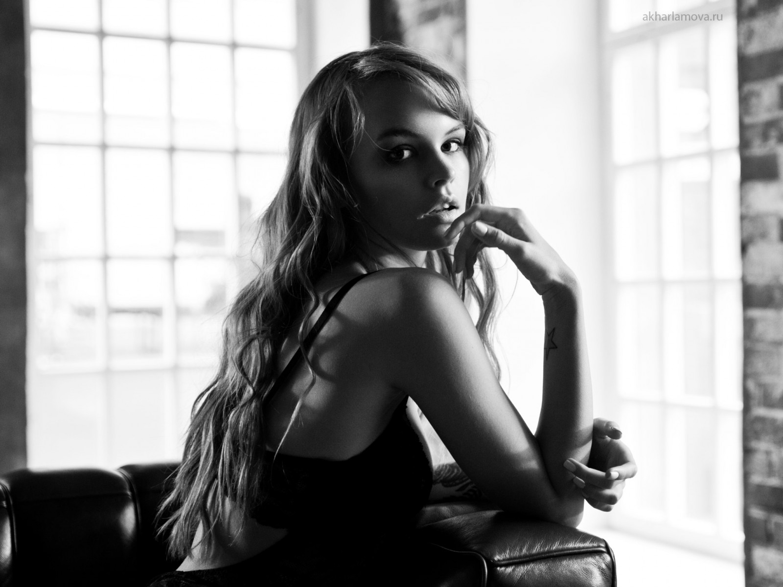 women, Anastasia Scheglova, monochrome, looking at viewer, looking over shoulder, portrait