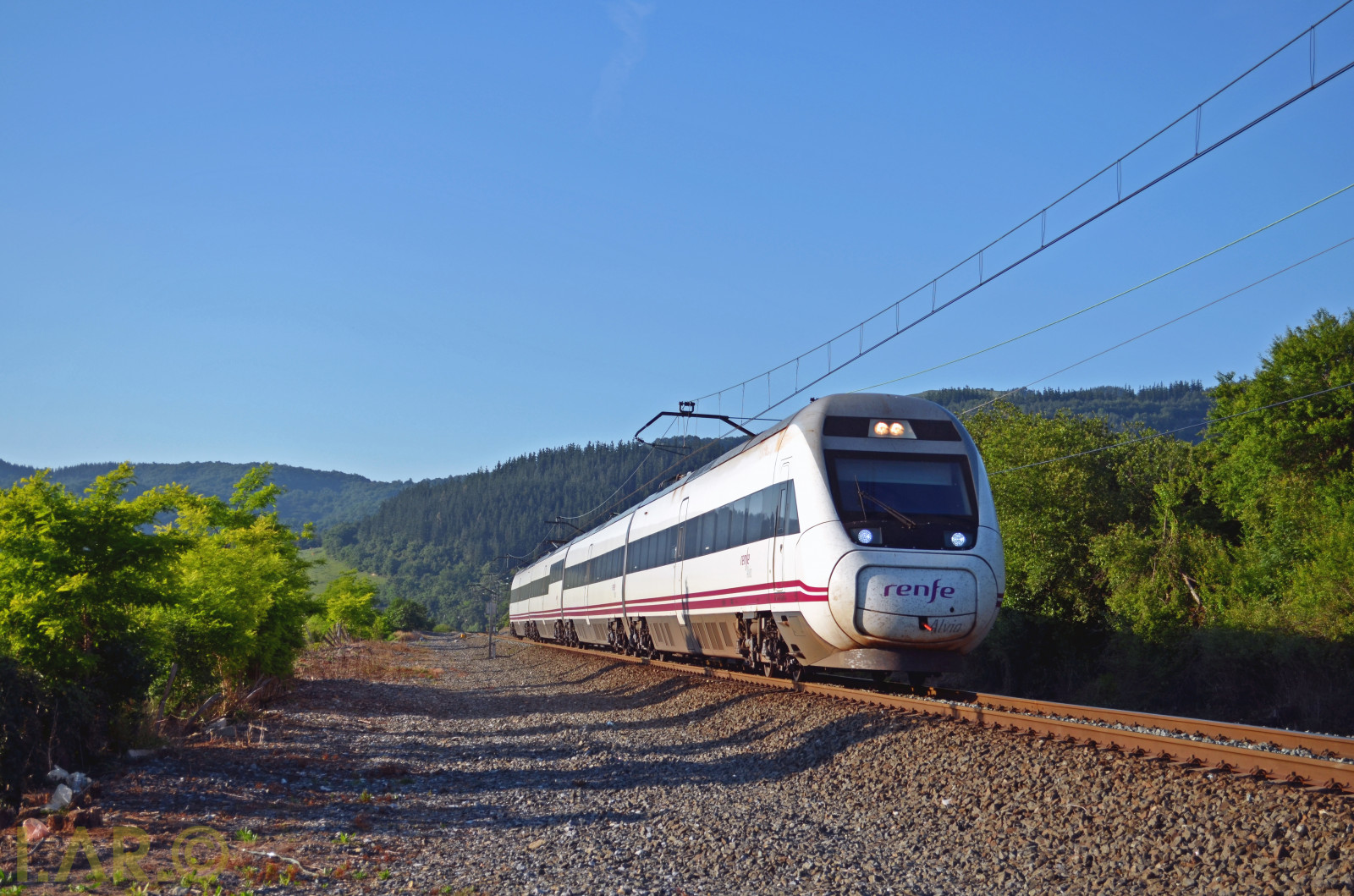 doprava, pozemní vozidla, vlak, železniční doprava, dráha, druh dopravy, nebe, vozidlo, hora, pohoří, vysočina, venkov, kopec, vysokorychlostní železniční, rostlina, kolejová vozidla, strom, stanice hill, veřejná doprava, lokomotiva, železniční vůz, elektrické napájení, Alpy, TGV