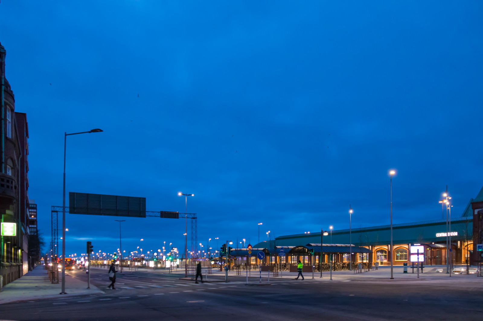 pouliční osvětlení, moře, město, panoráma města, noc, architektura, budova, nebe, pláž, večer, horizont, soumrak, chodník, mrak, centrum, bluehour, osvětlení, architektura, byggnad, centrální stanice, vlakové nádraží, Trelleborg, bl timmen, Centralstationen, trelleborgc