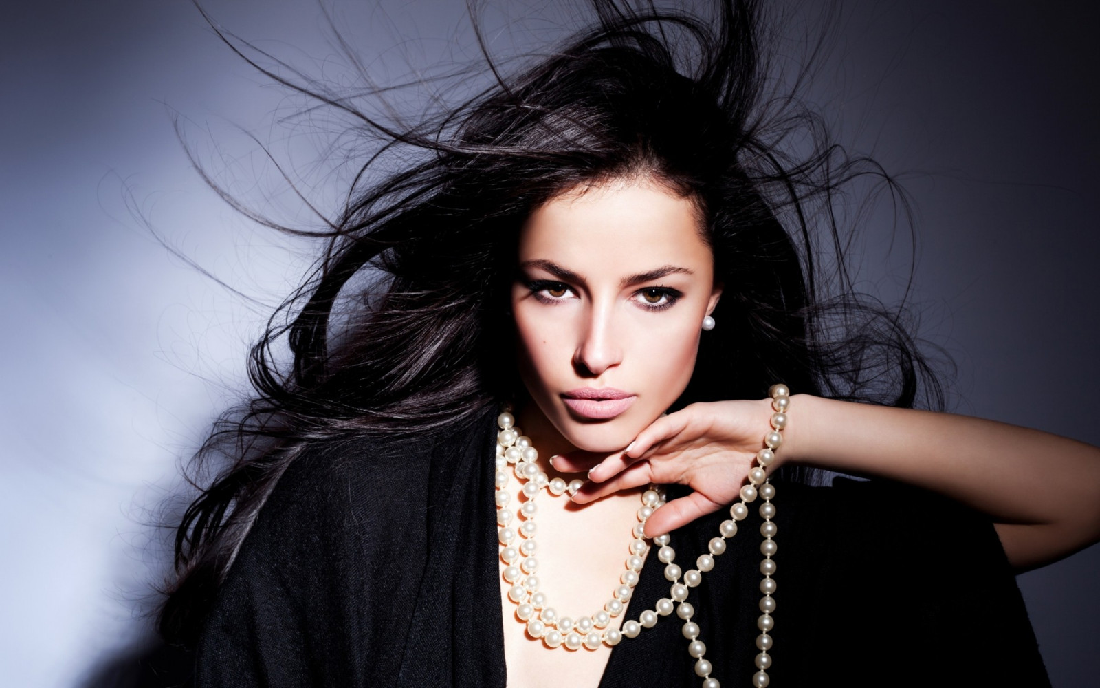 tvář, Černá, ženy, model, portrét, dlouhé vlasy, bruneta, perlový náhrdelník, fotografování, zpěvák, černé vlasy, móda, vlasy, Osoba, dívka, krása, oko, žena, dáma, fotografie, tma, účes, portrétní fotografie, focení, hnědé vlasy, umění model, orgán