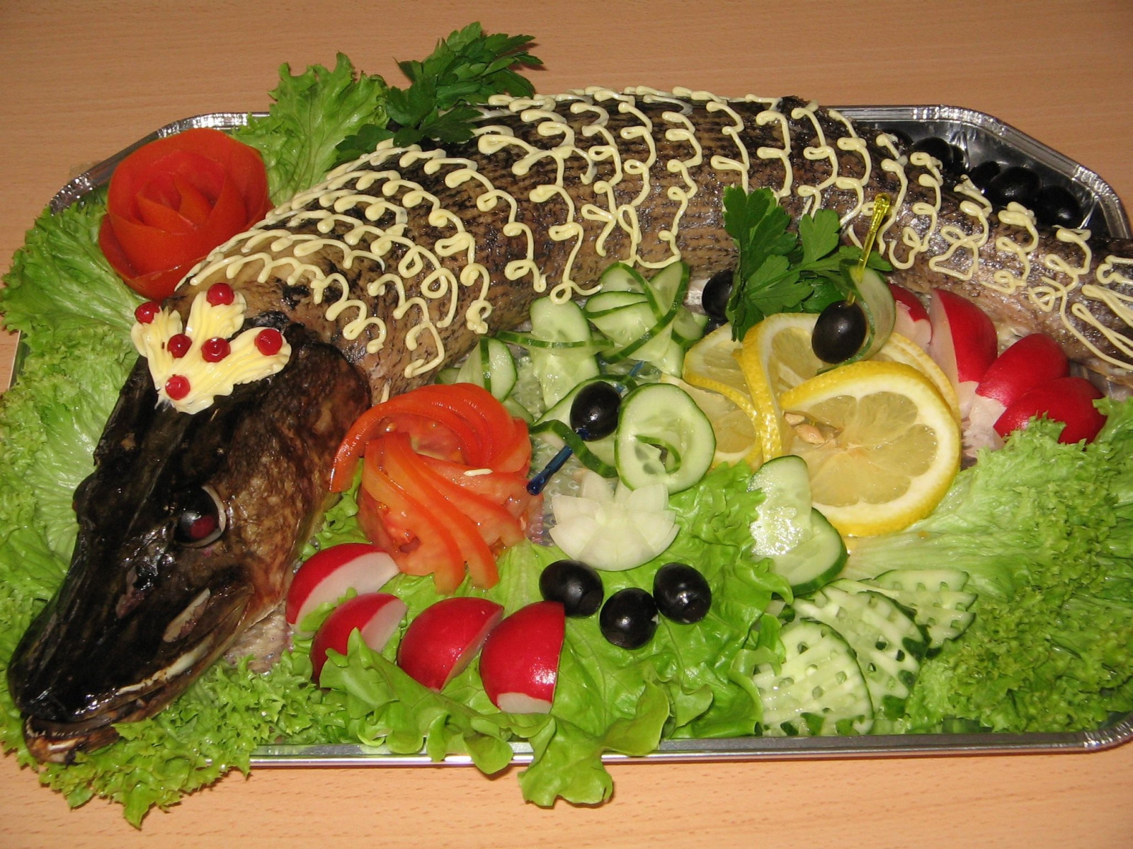 mad, fisk, salat, fisk og skaldyr, gedde, køkken, tomat, hed, æglæggende, fad, grøntsag, Vegetarmad, bladgrønsag, asiatisk mad, dyrisk oprindelse fødevarer, bakke, opskrift, mayonnaise, pynt, haven radise