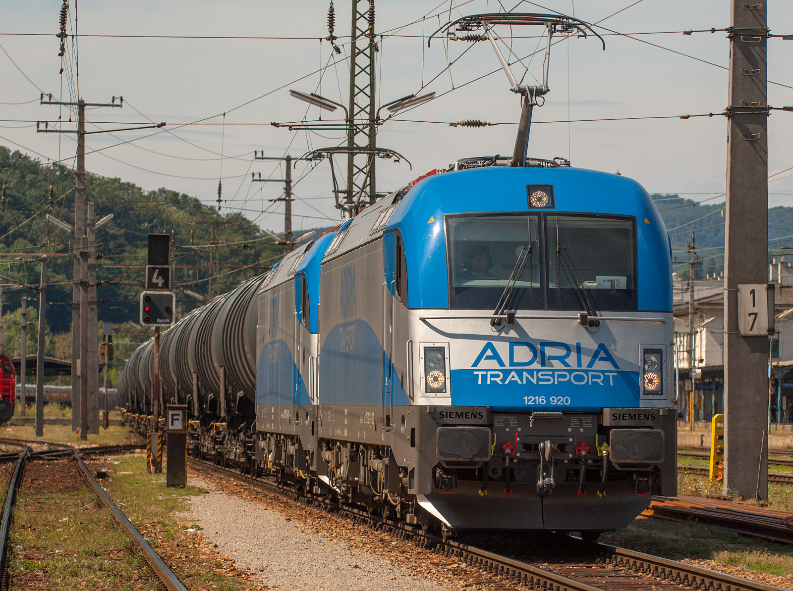 Auto, Himmel, Fahrzeug, Zug, Panzer, Bahnhof, Nikon, Wien, Transport, Lokomotive, Elektrizität, Schnelltransit, Stier, Baum, Pflanze, Spur, Lok, Wien, D2x, Metropolregion, Wohngebiet, Transportart, öffentlicher Verkehr, Schienenverkehr, Fahrzeuge, Personenkraftwagen, Eisenbahnwagen, Hochgeschwindigkeitszug, Zug, Stromversorgung, G terzug, Koper, Adria, Elektrische Lokomotive, Frighttrain, Kerosin, H tteldorf, 1216