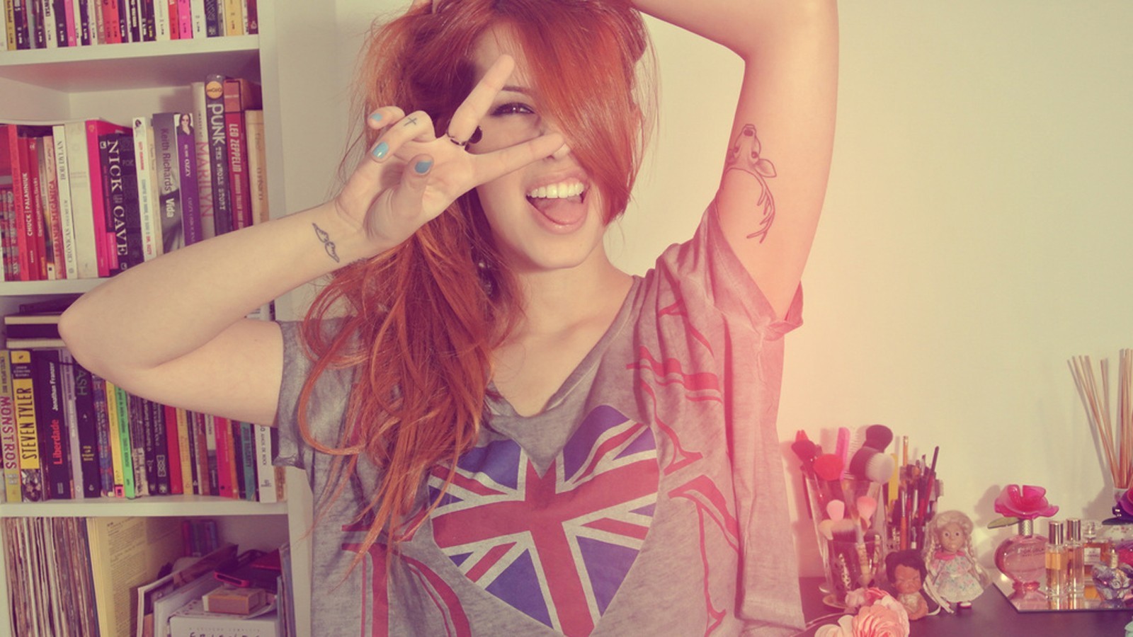 ryšavý, model, dlouhé vlasy, Červené, fotografování, šaty, tetování, vlajka, móda, vlasy, růžový, Osoba, oblečení, barva, dívka, krása, dáma, účes, 1600x900 px, focení