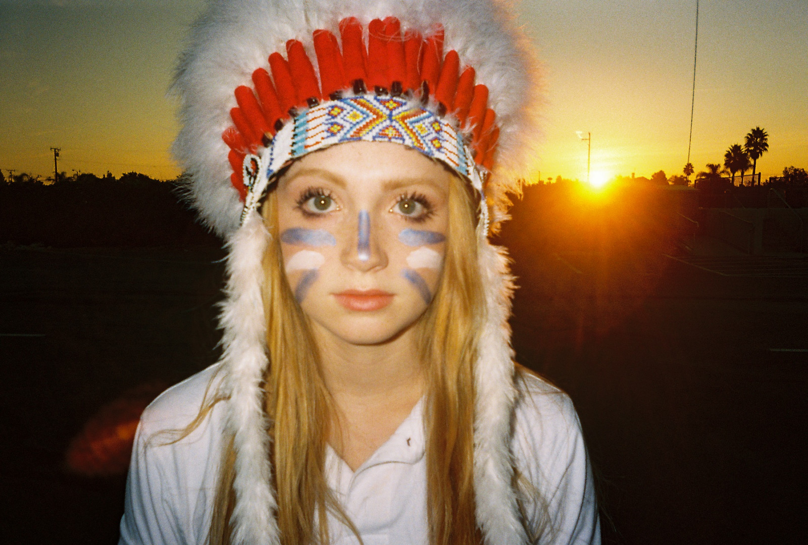 Kalifornie, ráno, světlo, slunce, film, dívka, Krásná, móda, 35MM, dosti, indický, bederní, makeup, kmenový, rodilý Američan, kmen, obličejová barva, jednorázový, čelenka, 6 hodin ráno, filmgrain