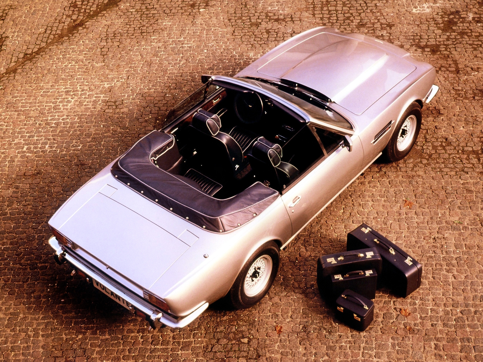 auto, veicolo, vista dall'alto, auto sportiva, Aston Martin, Macchina vintage, argento, Convertibile, macchina di spettacolo, 1977, retrò, auto, V8, volante, veicoli terrestri, design automobilistico, esterno automobilistico, marca di automobile, modello di auto, veicolo di lusso, muscle car