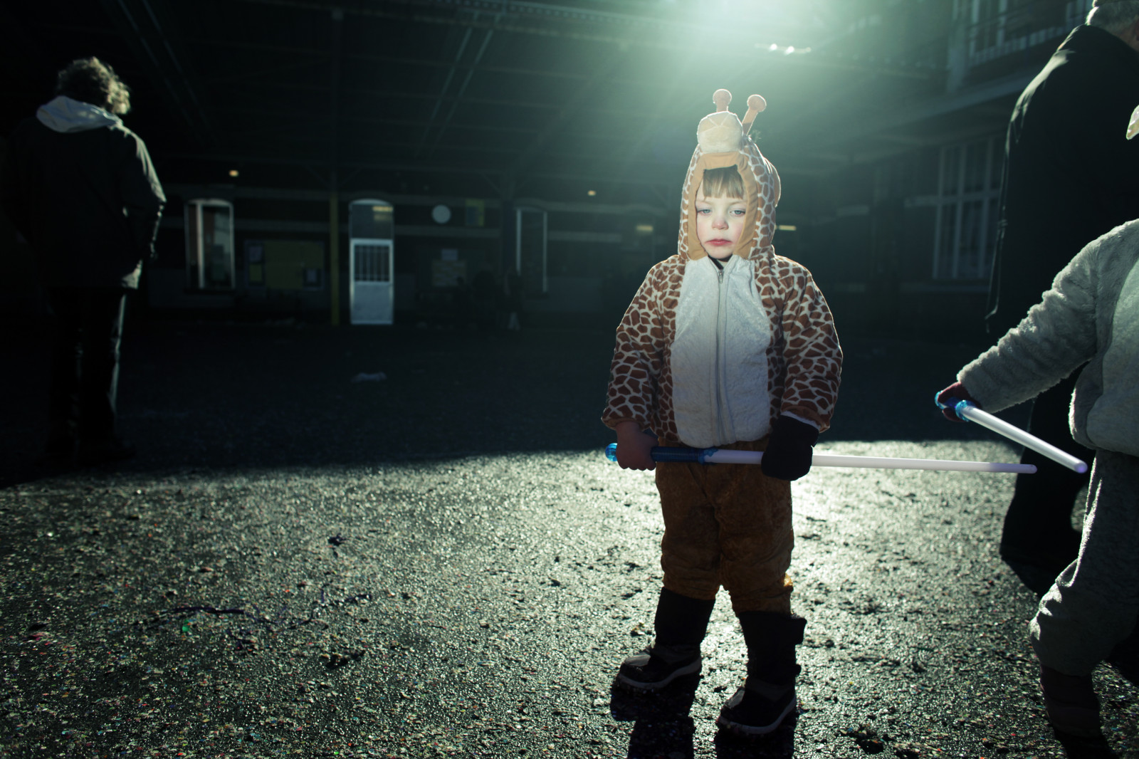 nat, fotografering, skole, sorg, Sabre, legeplads, trist, Belgien, carnaval, midnat, Karneval, lys, scene, sjovt, human, giraf, mørke, streetphotography, kostume, oprigtig, han-, øjebliksbillede, Belgie, belgique, fænomen, sabel, Mardigras, girafe, ecole, Corentin, binche, Hainaut, Walravens, R gionducentre, corentinwalravens