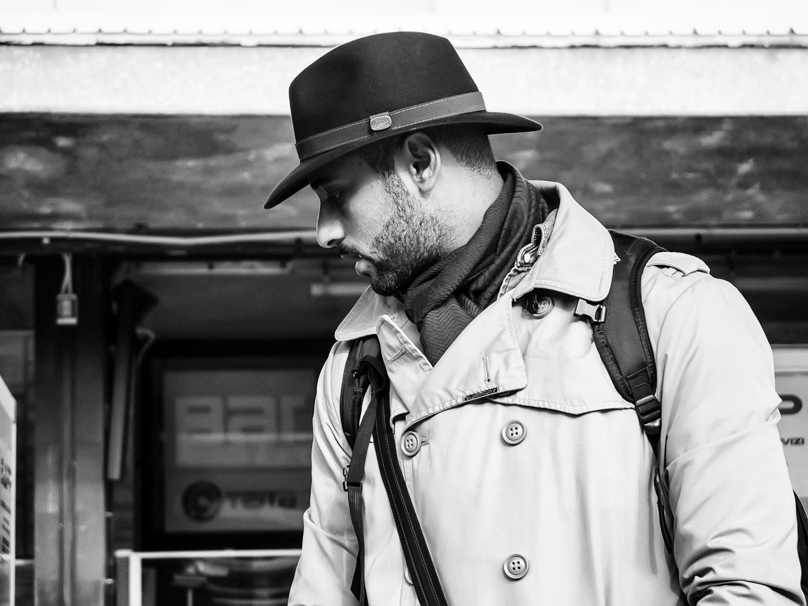 čepice, muž, stanice, candidportrait, streetphotography, černobílý, Černá bílá