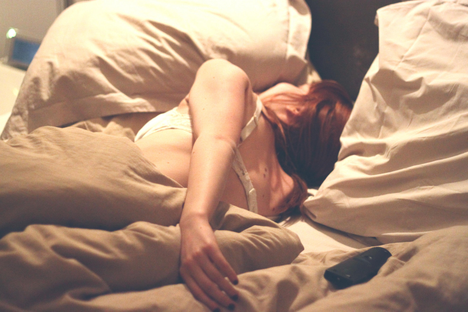 ryšavý, noc, Červené, sedící, postel, spací, tenký, podprsenka, polonahá, Francie, polštář, francouzština, Osoba, polština, hlava, romantika, roztomilý, dívka, ruka, noha, smysl, obraz, sval, holčičí, lidských pozice, umění model, Lidské tělo, interakce, fyzická zdatnost, zázvor