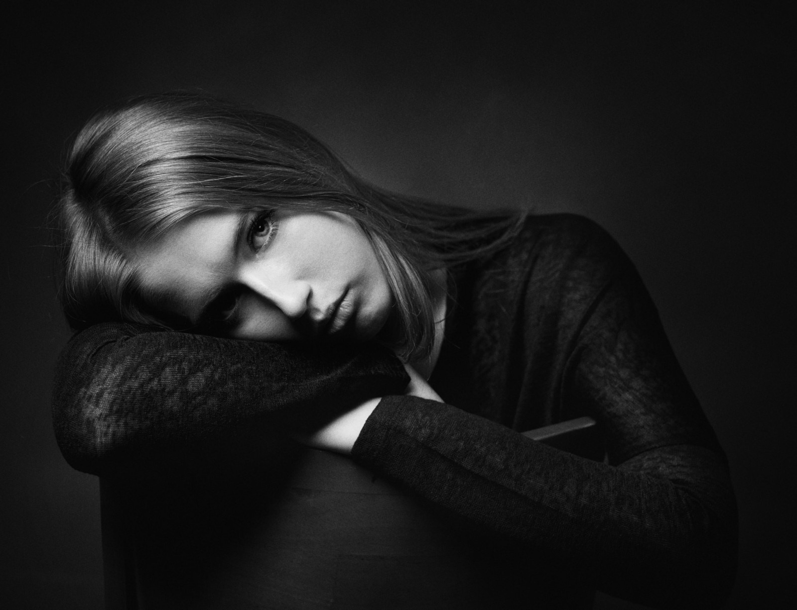 tvář, bílý, Černá, ženy, černobílý, model, portrét, jednoduché pozadí, fotografování, vlasy, emoce, Osoba, dívka, krása, oko, žena, ruka, tma, smysl, Černý a bílý, monochromatické fotografování, portrétní fotografie, focení, Film noir, hnědé vlasy, zblízka