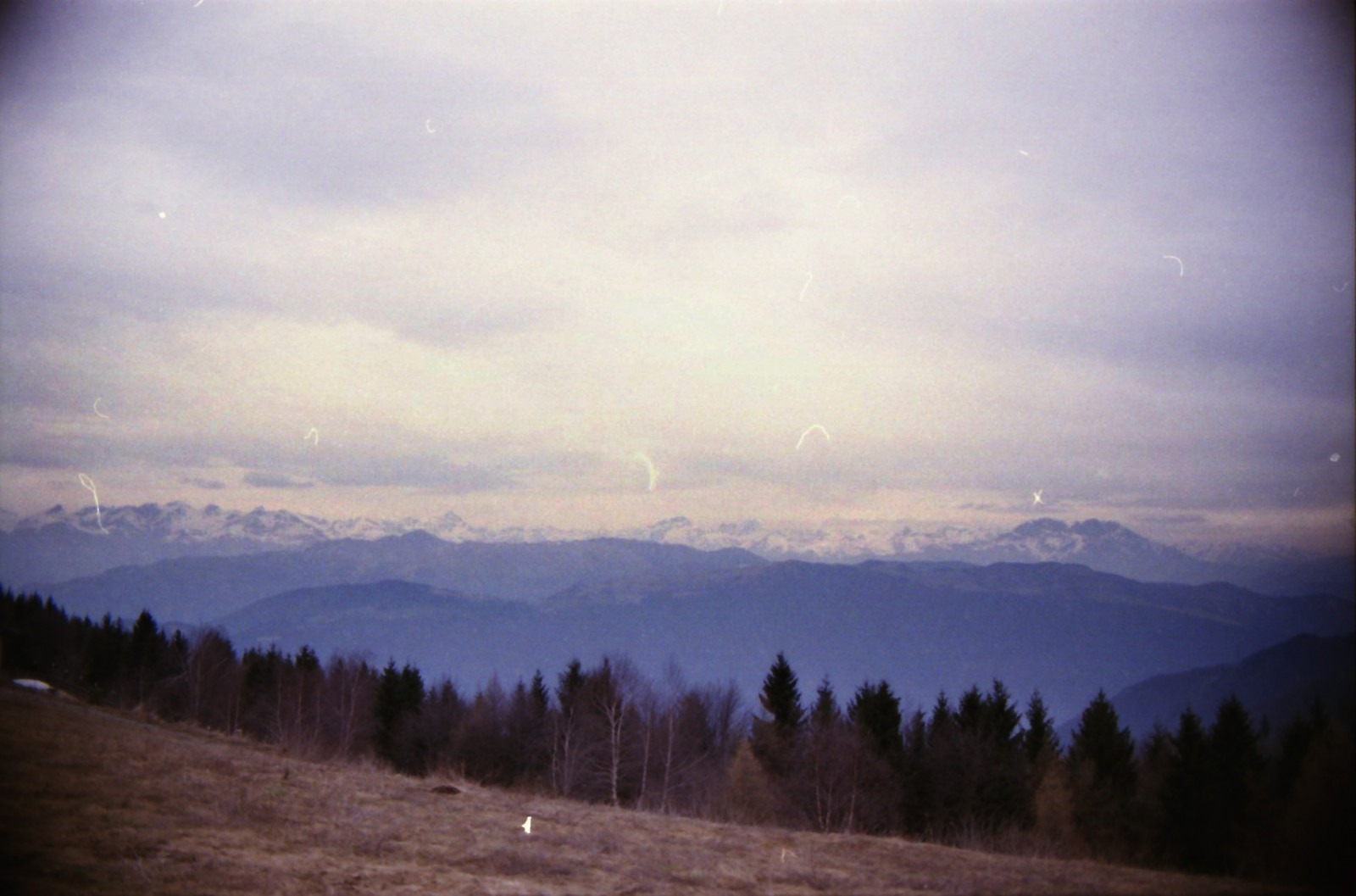 แสงแดด, ต้นไม้, แนวนอน, ตก, คน, ภูเขา, เก่า, เนินเขา, ธรรมชาติ, ความรัก, ท้องฟ้า, ฤดูหนาว, เมฆ, ไม้, สีเขียว, กล้อง, สีน้ำเงิน, ตอนเย็น, เช้า, หมอก, ขอบฟ้า, บรรยากาศ, อุทยานแห่งชาติ, หุบเขา, Nikon, เหล้าองุ่น, ชีวิต, ถิ่นทุรกันดาร, เทือกเขาแอลป์, 35 นาที, Kodak, mount scenery, บิน, นิตยสาร, คนรัก, ที่ราบสูง, เยาวชน, สันเขา, เมฆ, ต้นไม้, nikkor, หมอก, สี, ภูเขา, รุ่งอรุณ, skyscape, ฝัน, หนุ่มสาว, อนาล็อก, เครื่องบิน, ภาพยนตร์, อะนาล็อก, การผจญภัย, มีชีวิต, อะนาล็อก, scatto, ทัศนียภาพ, kodakgold, คล้ายคลึงกัน, Nikonf, ภาพยนตร์, ชิ้น, Nikonitaly, อนันต์, ไฮแลนด์, บรรยากาศของโลก, ลักษณะภูมิประเทศที่เป็นภูเขา, เทือกเขา, สถานีเนินเขา, ปรากฏการณ์ทางอุตุนิยมวิทยา, ลดลง, Cumulus, แม็ก, ปรากฏการณ์, ถ้าคุณจากไป, หลงใหล, theworldthroughtgreeneyes, Rullino, ความอ่อนไหว, orobie, Sanfermo, analogiccamera, collidisanfermo, moemnts