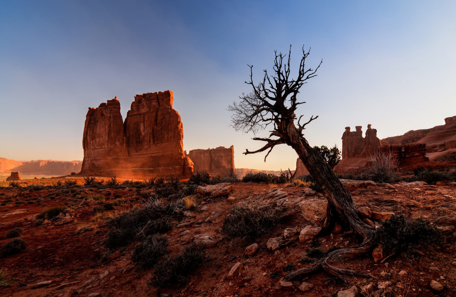 landskab, solnedgang, klippe, natur, ørken, Nationalpark, dal, canyon, ødemark, bue, Arches National Park, plateau, dannelse, Terræn, træ, bjerg, butte, geologi, naturligt miljø, oldtidshistorie, bjergrige landskabsformer, landskabsform, geografisk funktion, Badlands, Lipariske landskabsform, 2048x1336 px