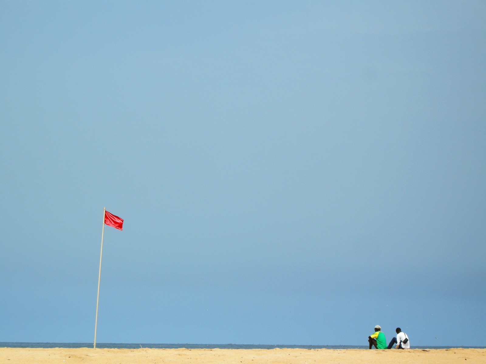 paesaggio, persone, mare, acqua, puntellare, sabbia, rosso, cielo, spiaggia, calma, costa, bandiera, vento, orizzonte, Africa, vacanza, nube, Esplorare, oceano, Senegal, spiaggia, giorno, prima pagina, atmosfera della terra, bandiera, sport aquilone, ecoregione, homersiliad, coastal and oceanic landforms