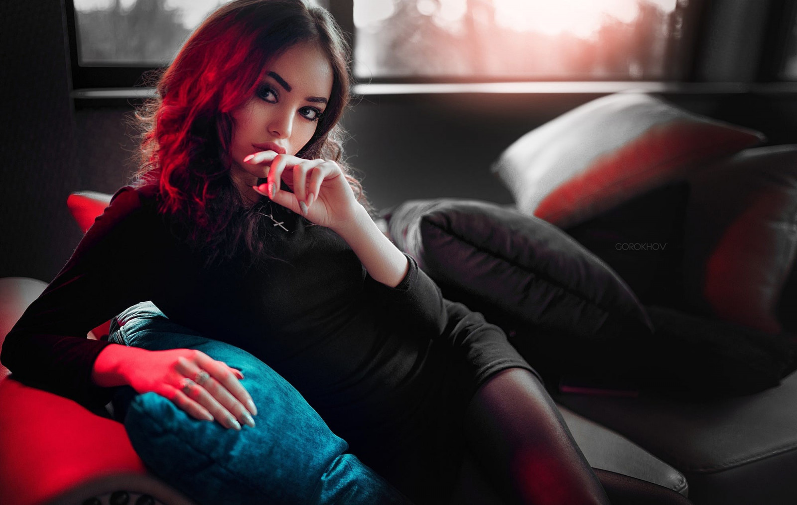 donne, modello, guardare lontano, brunetta, rosso, divano, capelli neri, il dito sulle labbra, gioielli, collant nero, ragazza, bellezza, donna, signora, gamba, servizio fotografico
