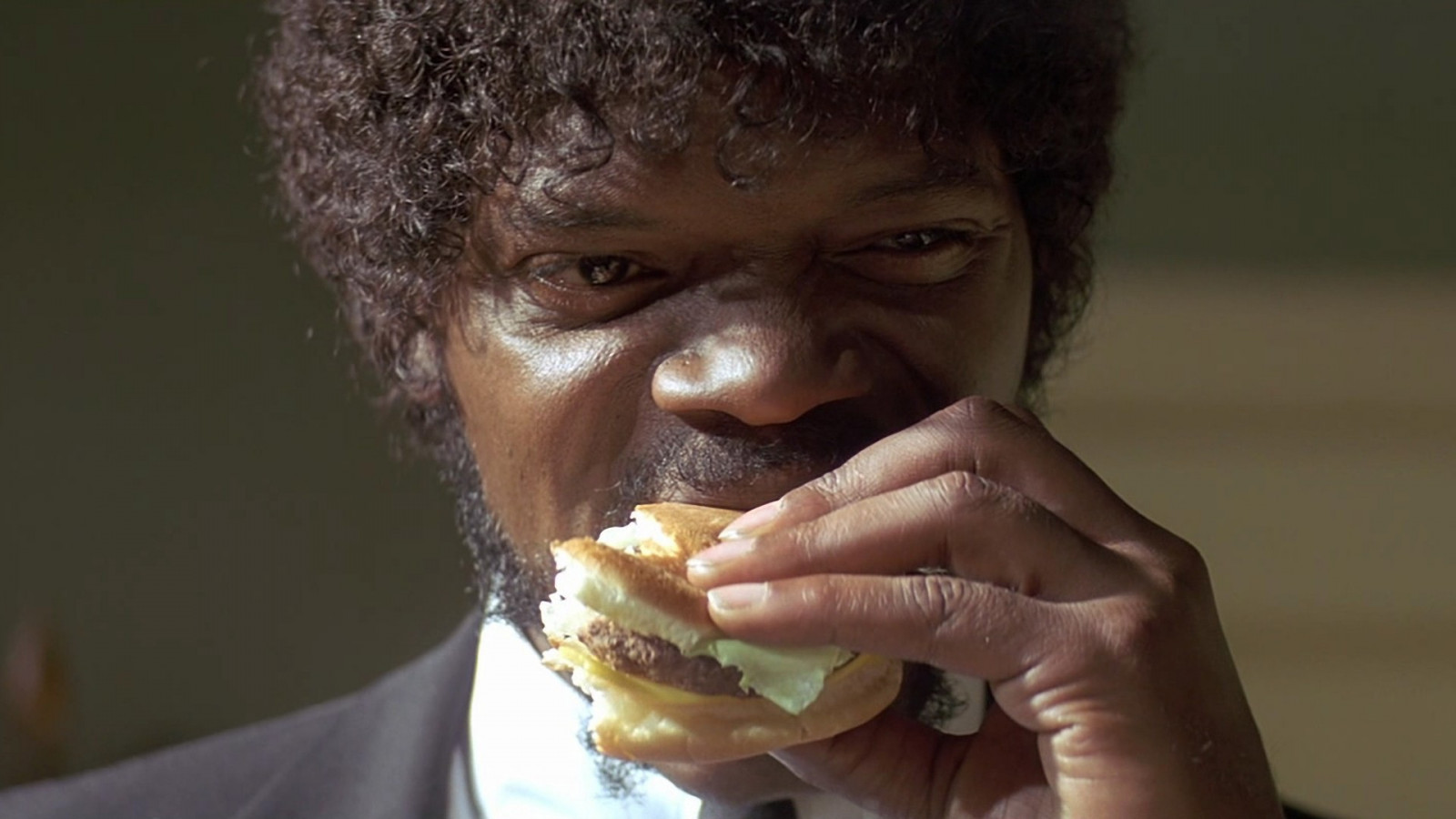 tvář, jídlo, filmy, Pulp Fiction, pusa, nos, jíst, emoce, Samuel L. Jackson, Jules Winnfield, Osoba, hamburgery, hlava, Smích, usměj se, muž, smysl, mužský, mimika, orgán, zblízka, lidská činnost, zub