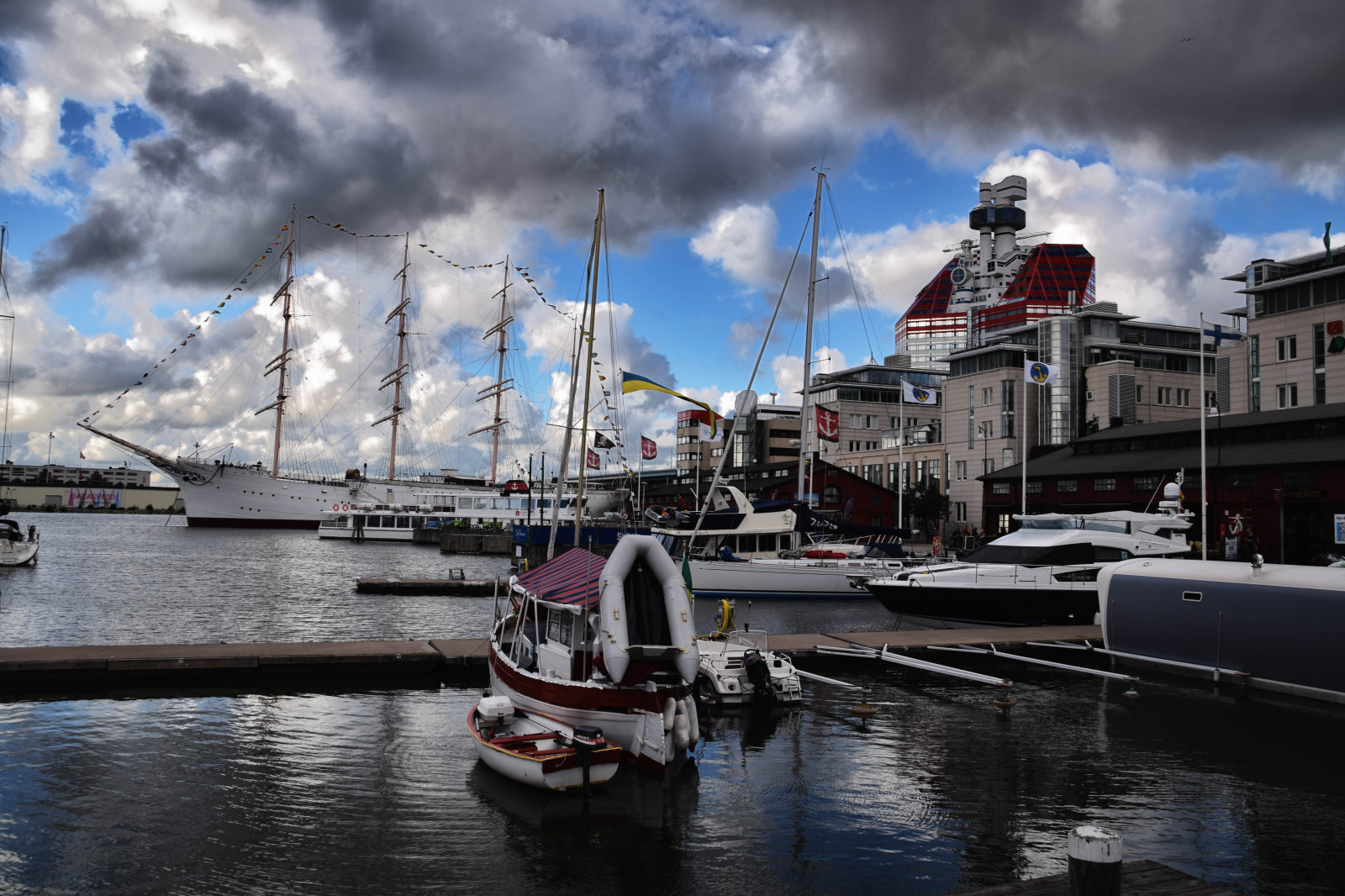 loď, moře, město, panoráma města, voda, odraz, vozidlo, přístav, Švédsko, Evropa, dok, jachta, Sverige, Marina, cityview, přístav, se, Göteborg, g teborg, V strag talandsl n, hamn, přístav, lillabommen, l ppstiftet, barkenviking, plavidlo, vodní