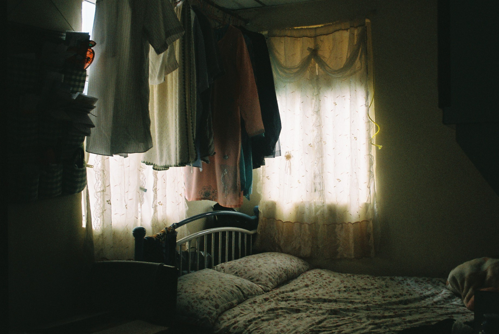 slunečnímu záření, okno, pokoj, místnost, postel, dřevo, Dům, svítilna, Vzhled interiéru, 35MM, světlo, dívka, osvětlení, film, tma, textil