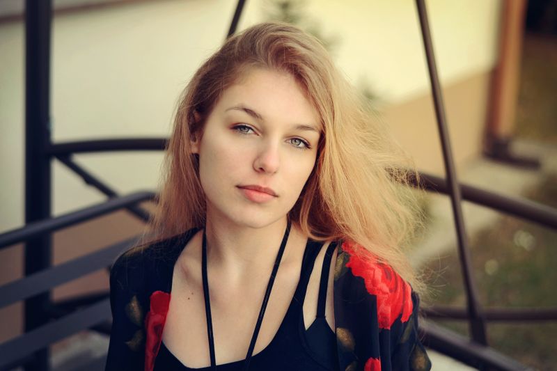 model,portrét,blondýnka,dlouhé vlasy,brýle,Červené
